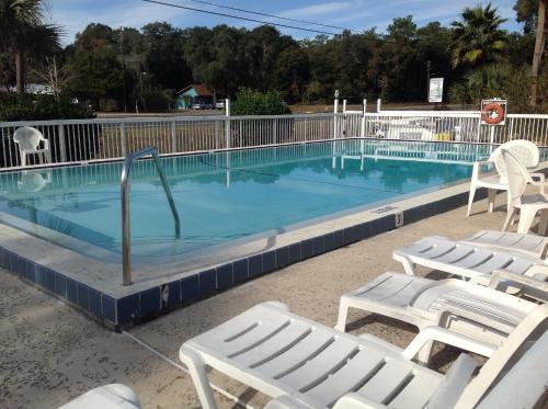 Swimming pool, The Suwannee Gables Motel & Marina in Old Town