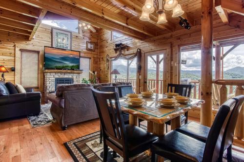 Endless View- AMAZING Panoramic Mountain Views, Pool Access, FREE Area Attraction Tickets