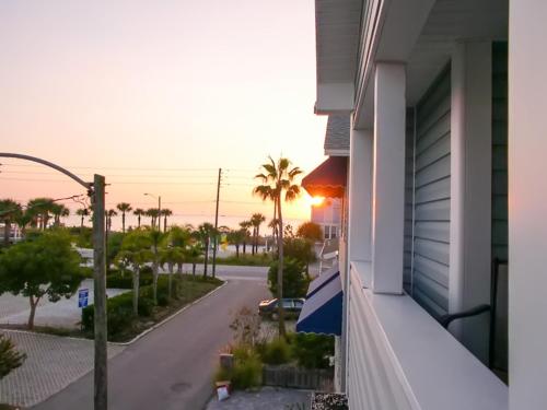 Sunset Beach House 2 Bedroom Sleeps 6 Gulf View WiFi Dog Friendly - image 2