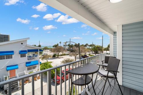 Sunset Beach House 2 Bedroom Sleeps 6 Gulf View WiFi Dog Friendly - image 6