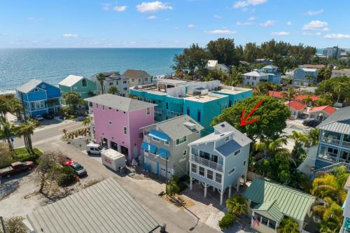 Sunset Beach House 2 Bedroom Sleeps 6 Gulf View WiFi Dog Friendly - image 11