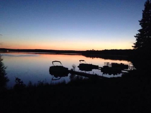 . East Shore Resort - Rolling Stone Lakeside Cabins