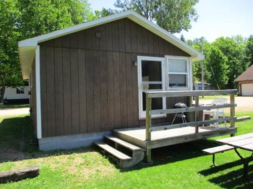 East Shore Resort - Rolling Stone Lakeside Cabins