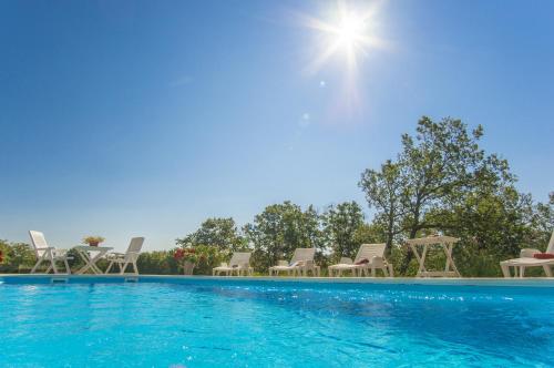 Family friendly apartments with a swimming pool Manjadvorci, Marcana - 2301