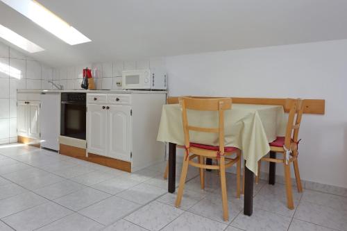 One-Bedroom Apartment with Balcony and Sea View image 3