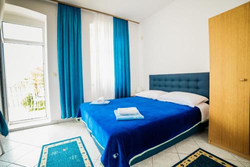 Studio with Balcony and Sea View image 5
