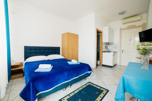 Studio with Balcony and Sea View image 6