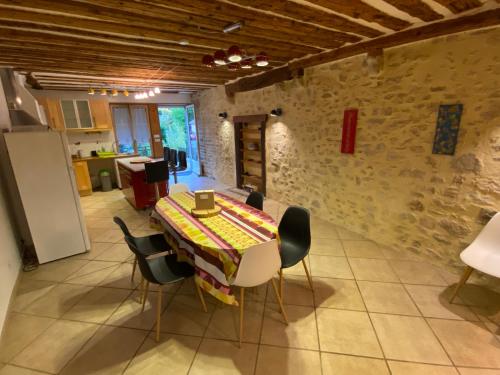 Gîte de la tour de Paradis (Gite de la tour de Paradis) in โปลิญี