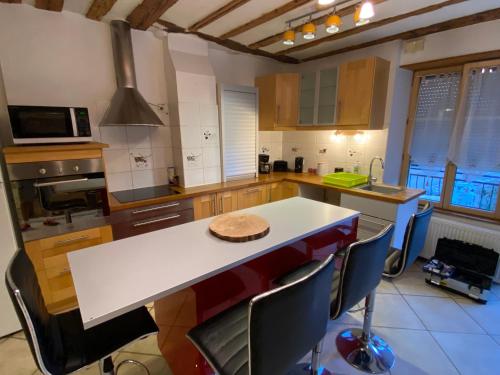 Gîte de la tour de Paradis (Gite de la tour de Paradis) in โปลิญี