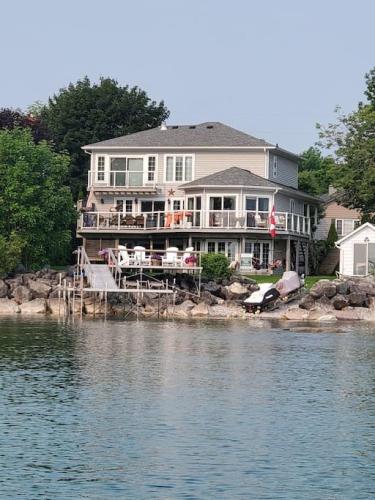 Waterfront Cottage on Georgian Bay w Hot Tub