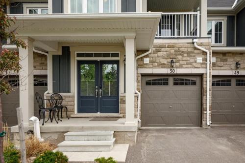 Exceptional 3 BDRM Townhome - 4 Seasons Rental