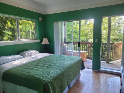 rainforest suite with a king size bed