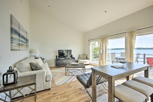 Modern Cedar Creek Lake Retreat with Panoramic View! in Malakoff, USA