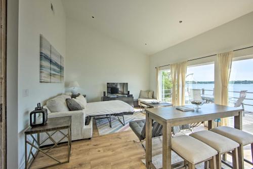 Modern Cedar Creek Lake Retreat with Panoramic View! in Malakoff, USA