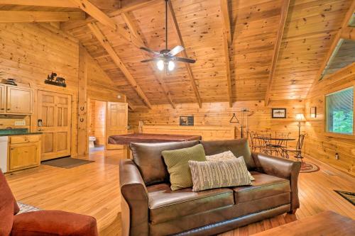 Mountain Dream Cabin with Deck 7 Mi to Gatlinburg - image 9