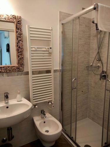 Double or Twin Room with Private Bathroom image 10