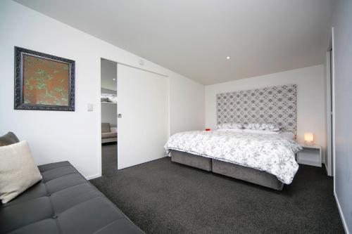 Kohi Beach Bed & Breakfast Set in a prime location of Auckland, Kohi Beach Bed & Breakfast puts everything the city has to offer just outside your doorstep. The hotel offers a wide range of amenities and perks to ensure you hav
