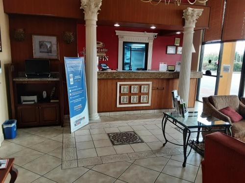 Econo Lodge Inn & Suites Griffin North - Tap to explore photos