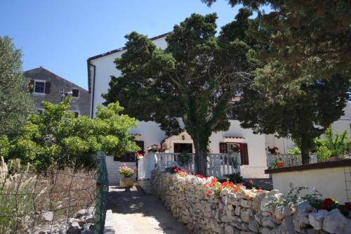Apartments and rooms with parking space Cunski, Losinj - 2498