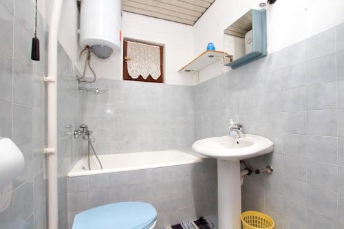 Apartments by the sea Milna Vis - 2461 - image 3