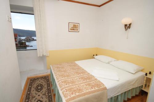 Apartments and rooms by the sea Komiza, Vis - 2431