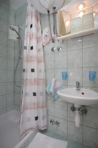 Double Room with Balcony image 4