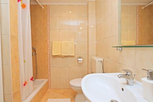 Two-Bedroom Apartment with Balcony and Sea View image 8