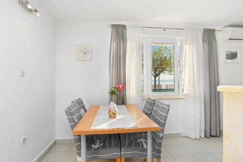 Two-Bedroom Apartment with Balcony and Sea View image 5