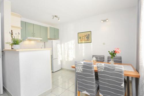 Two-Bedroom Apartment with Balcony and Sea View image 4