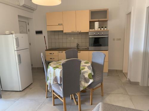 Apartments by the sea Zaostrog, Makarska - 2625