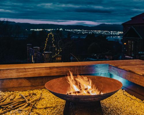 Outdoor Spa & Sauna with amazing views at Jaclyn Studio