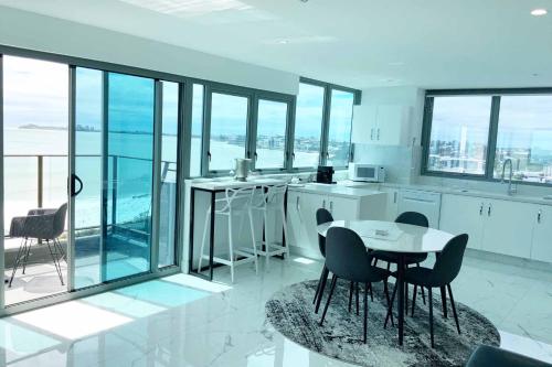 Tesis özellikleri, Beachfront Towers Apartments in Sunshine Coast