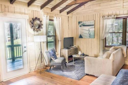 Cottage at Casuarina Lodge - Luxury, Pet Friendly in Glenville, USA