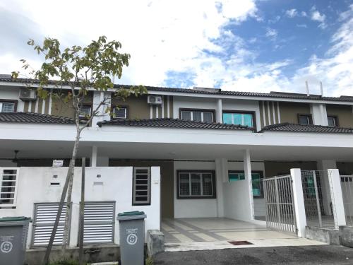 Udvendig, Hus i Seri Medan/ Parit Sulong på 140 m². Soveværelser: 4. Private badeværelser: 3. (Alyn Homestay Batu Pahat IV) in Seri Medan/ Parit Sulong