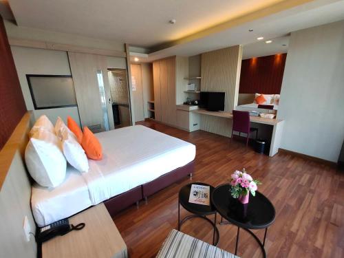 Ton Aoi Grand Hotel Room Type - Deluxe King Bed
