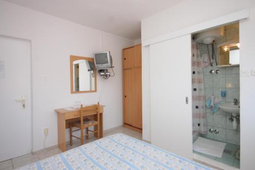 Double Room with Balcony image 5