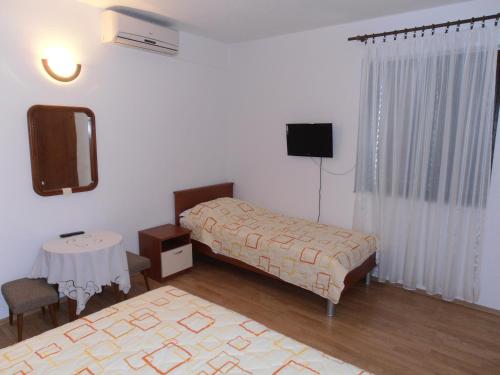 One-Bedroom Apartment image 7