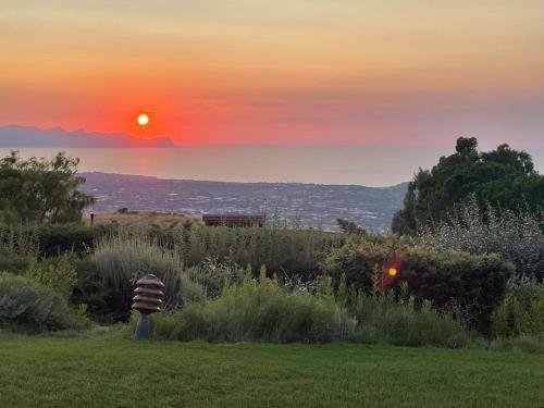 Sicilia tra cielo e mare con piscina