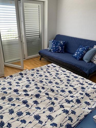One-Bedroom Apartment with Balcony and Sea View image 7