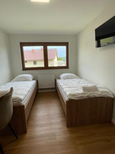 2 twin beds