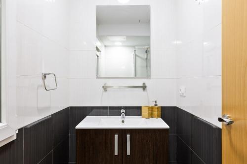 Santiago Apartments by Olala Homes - 화장실