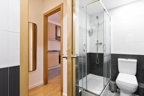 Santiago Apartments by Olala Homes - 화장실