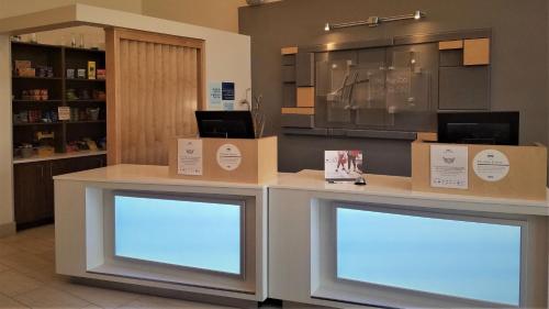 Holiday Inn Express Irwin-PA Turnpike Exit 67 By IHG - 숙소 외관