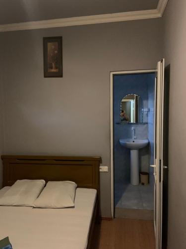 Tnak Hotel – Yerevan, NY
