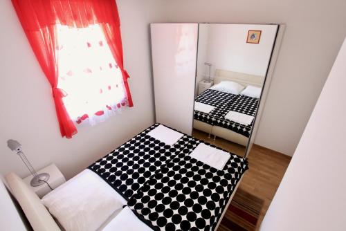 Apartments by the sea Sveti Filip i Jakov Biograd - 14817 - image 4