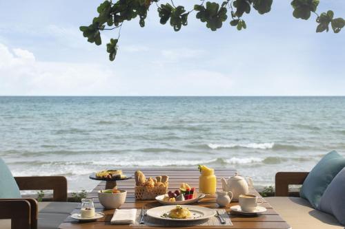Food and beverages, Mercure Rayong Lomtalay Villas & Resort in Rayong