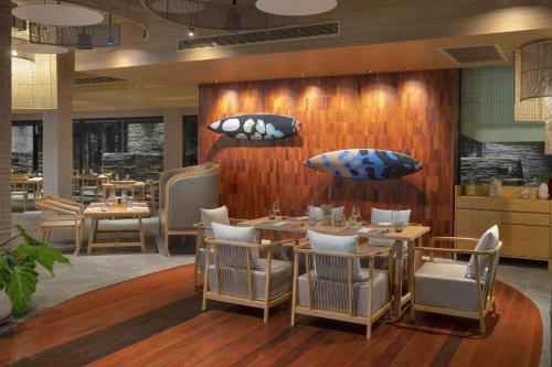 Restaurant, Mercure Rayong Lomtalay Villas & Resort in Rayong