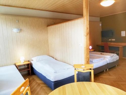 1 queen bed, 2 twin beds