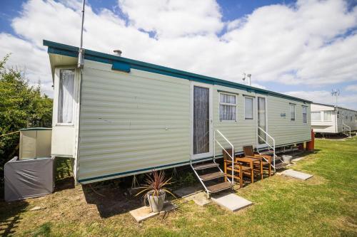 8 berth caravan with WiFi at Dovercourt Holiday Park in Essex ref 44009E