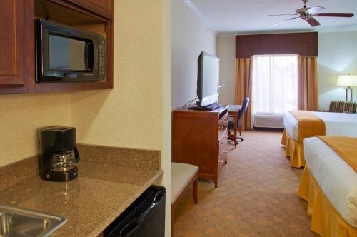 Holiday Inn Express Hotel & Suites Lufkin South by IHG in Lufkin, USA